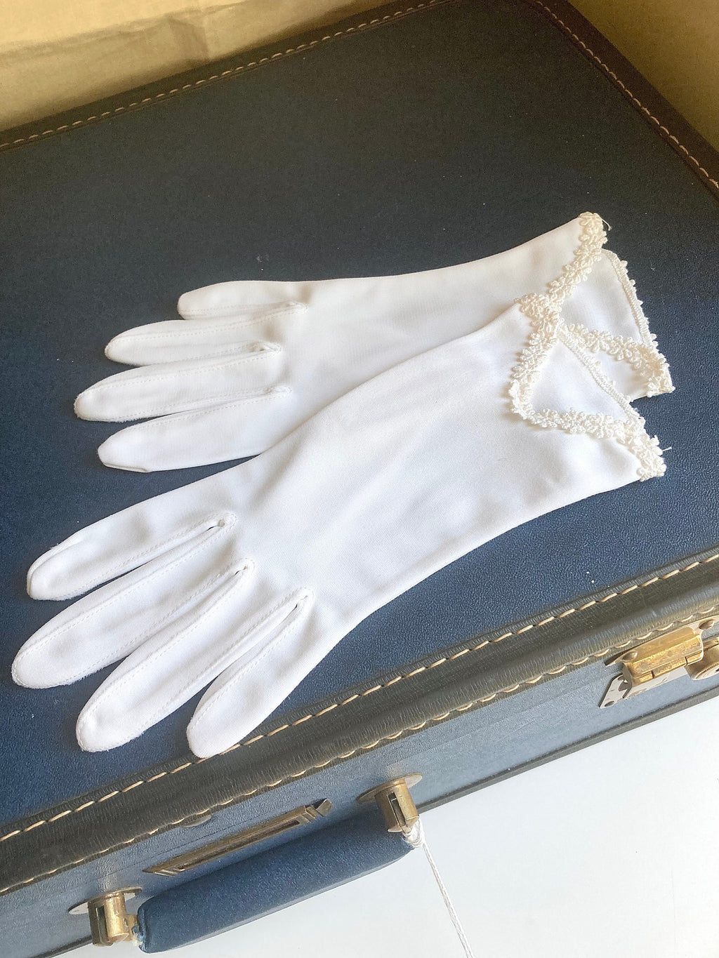 Vintage Ladies Gloves -White short - floral embroidery trim - made in USA Good Vtg. Condition