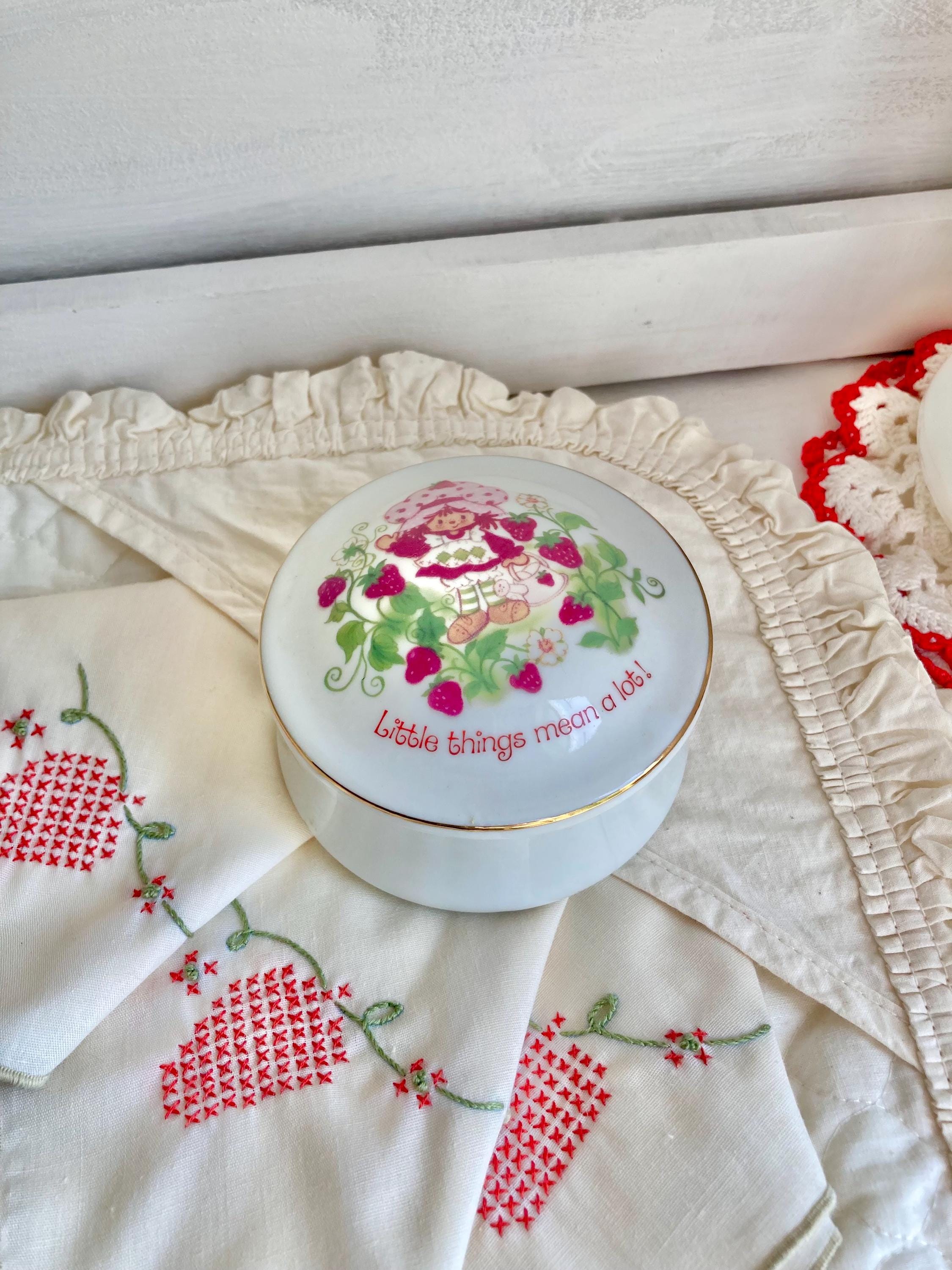 Vintage 1980s Cotton Ruffled Placemats with Napkin Pockets and Strawberry Napkins - Set of 4