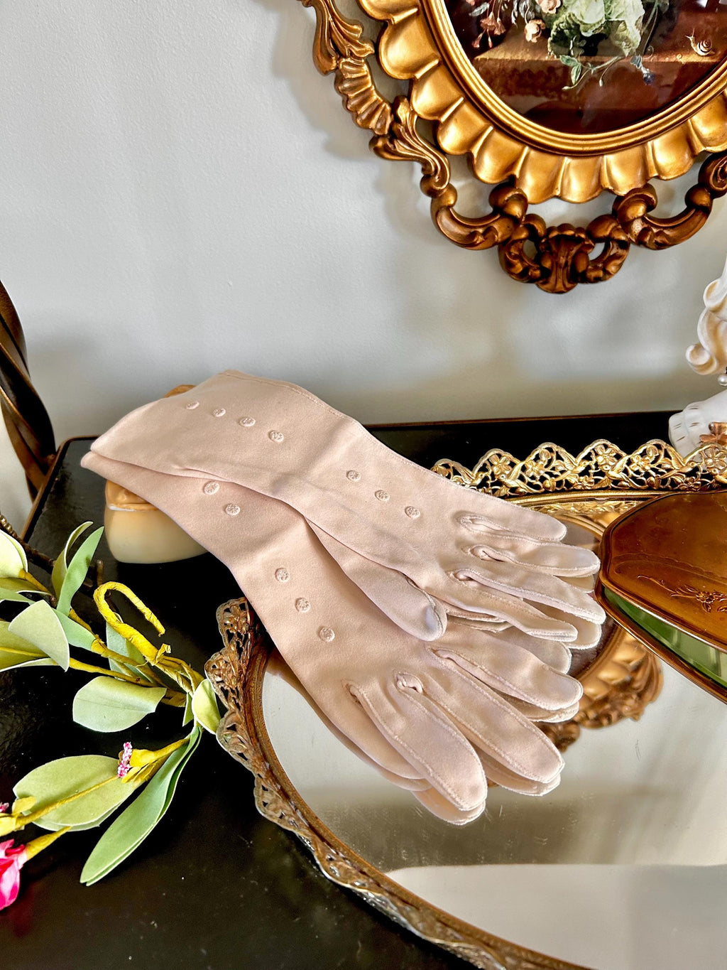 Vintage Ladies Gloves in Pale Pink