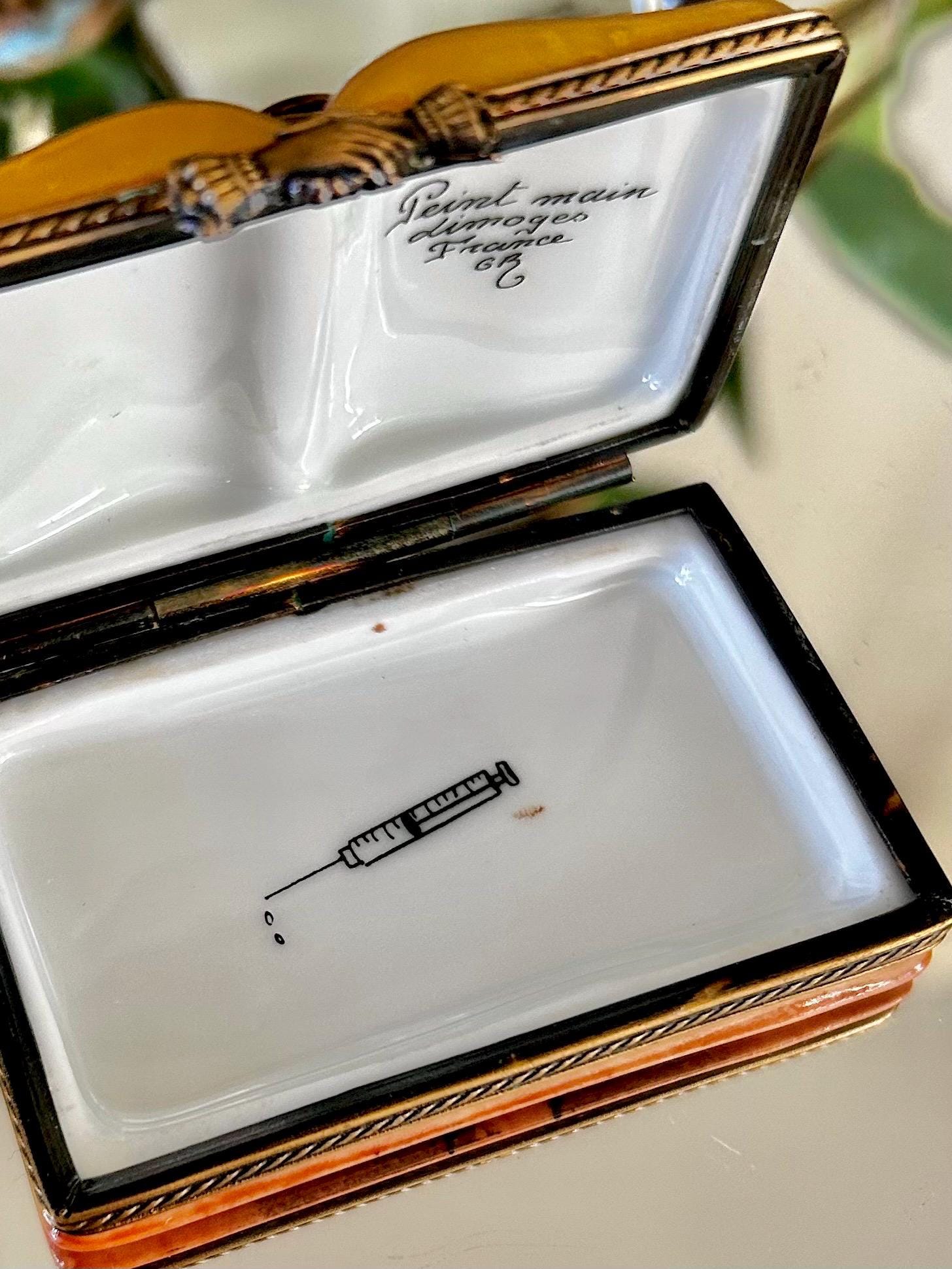 Vintage Limoges Peint Main Doctor, Medical Doctor Small Porcelain Boxes