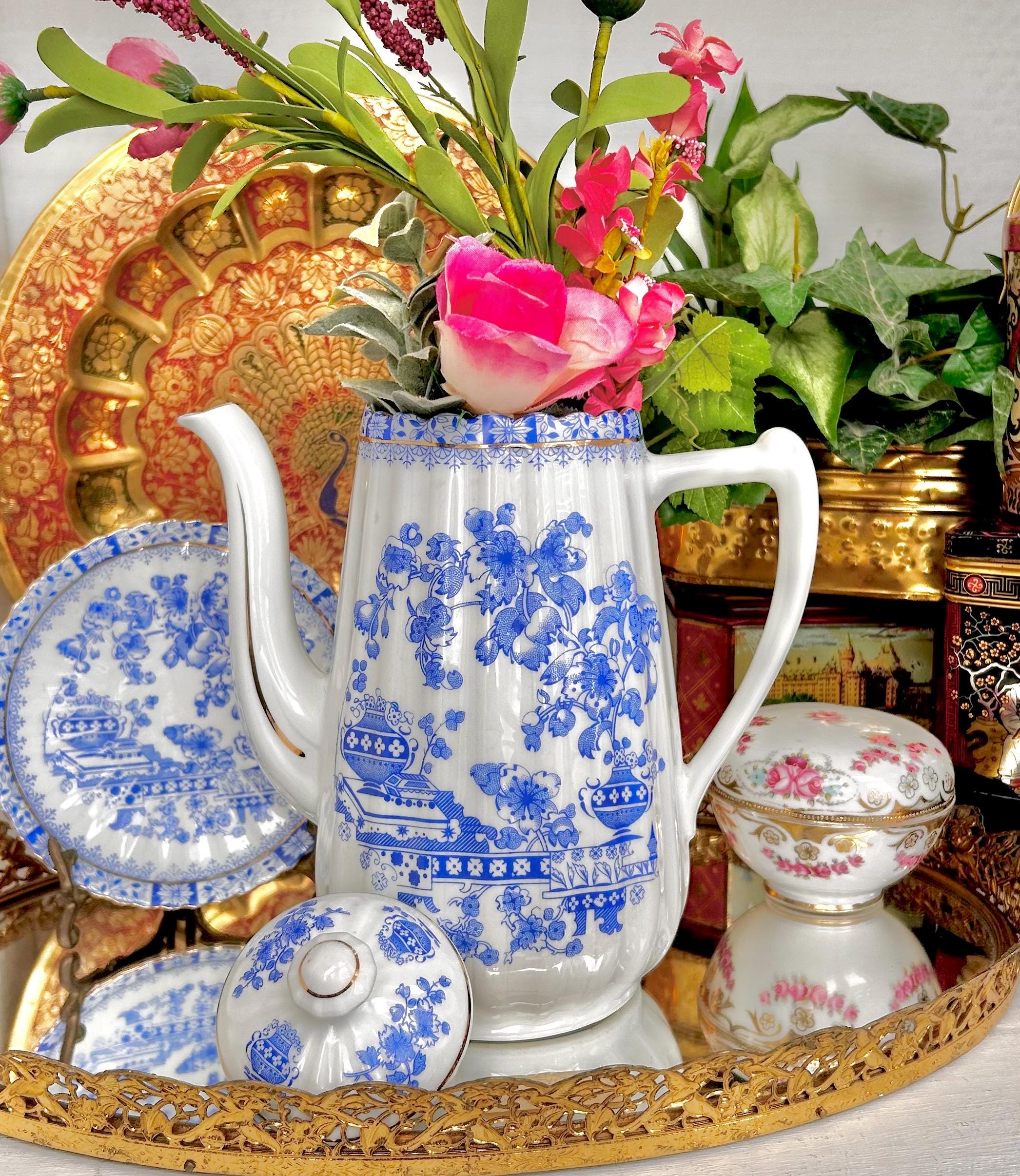 Vintage China-Blau Tea Set: Blue & White Bavarian China - Gilt Trim