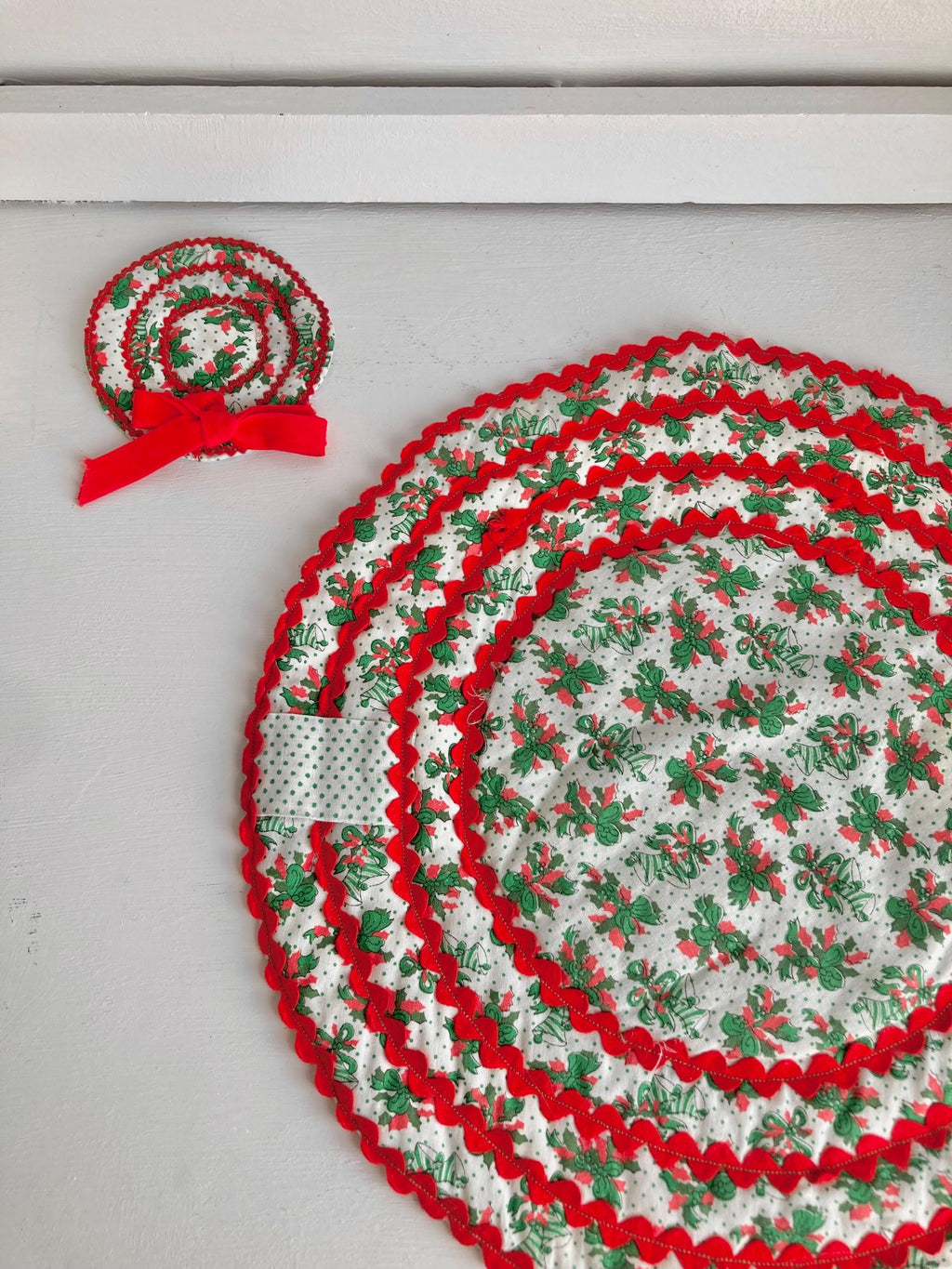 Vintage 1970s Hand-stitched Christmas Holiday Cotton Quilted Placemat Setting with Matching Coasters for Four