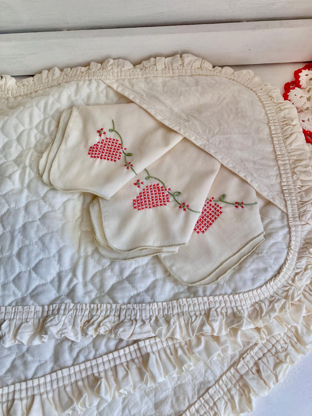 Vintage 1980s Cotton Ruffled Placemats with Napkin Pockets and Strawberry Napkins - Set of 4