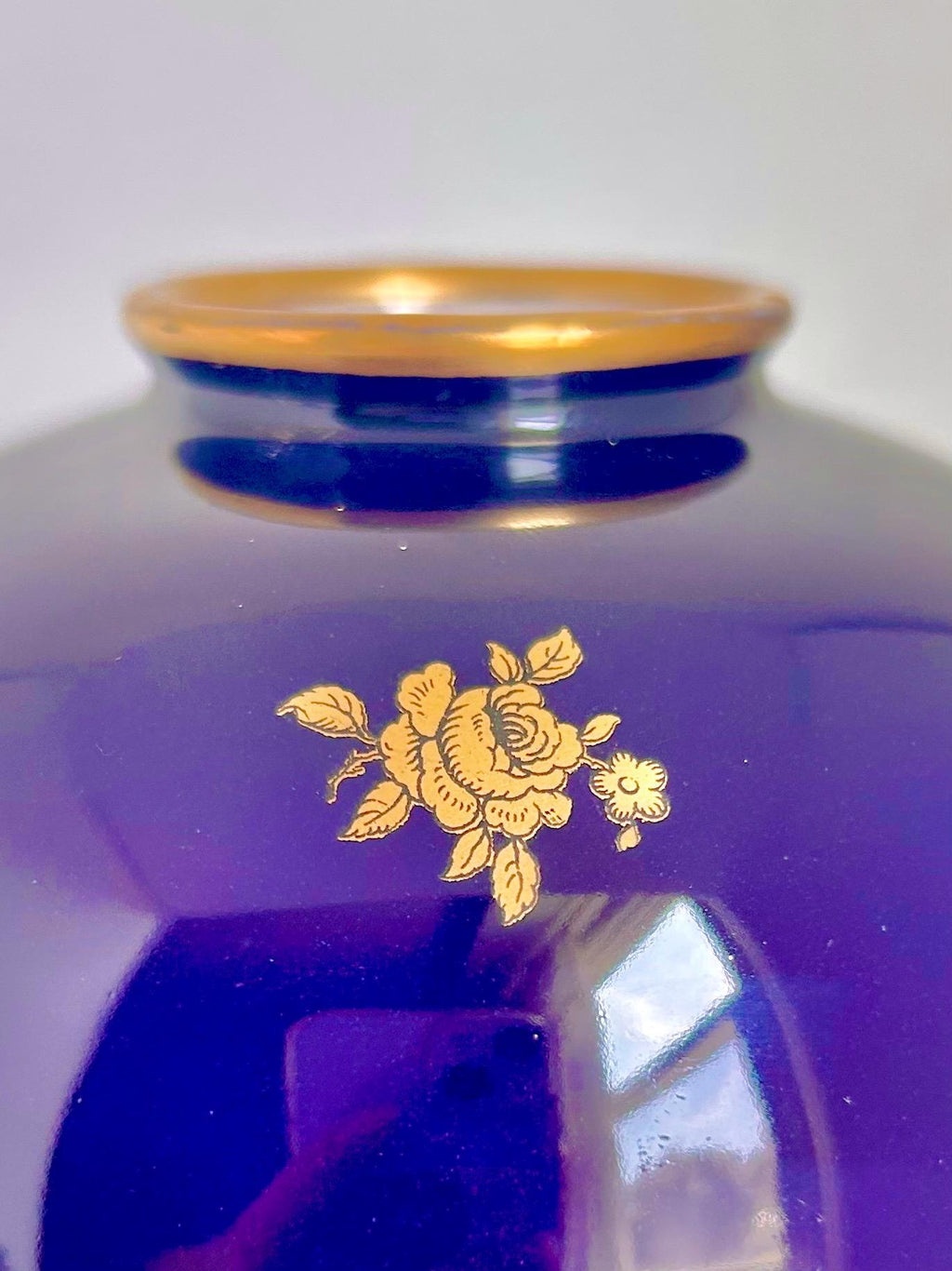 Vintage Lindner Kueps Bavaria Cobalt Vase: 22K Gold Roses - Note Condition