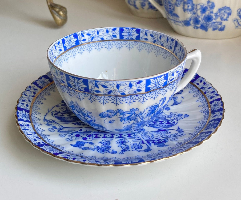 Vintage China-Blau Tea Set: Blue & White Bavarian China - Gilt Trim