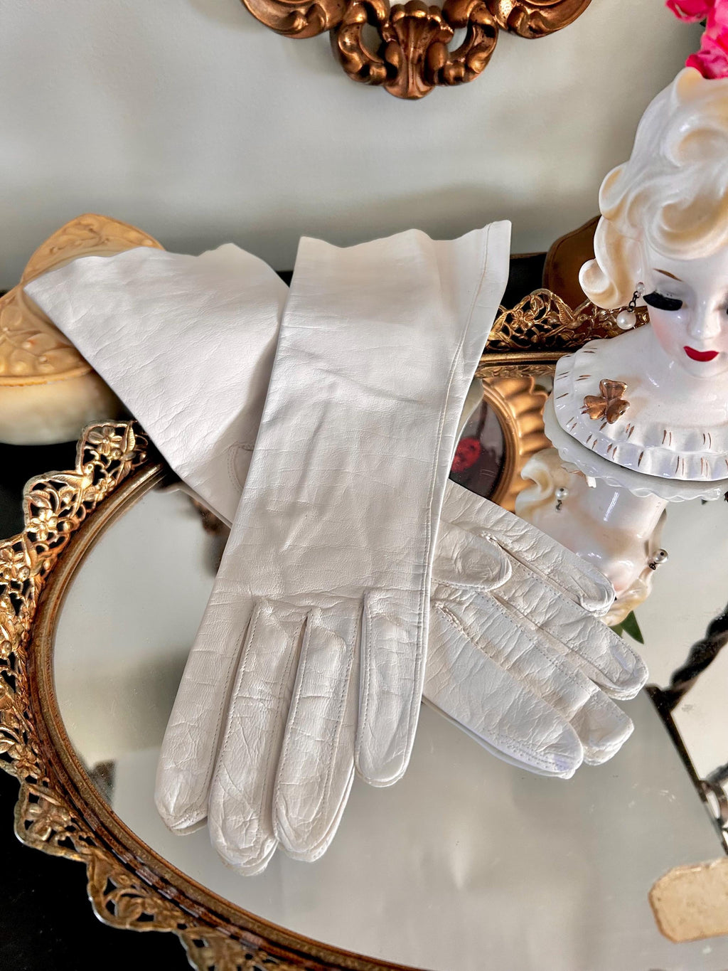 Vintage off-White faux leather Ladies Gloves Size 7 Made in italy