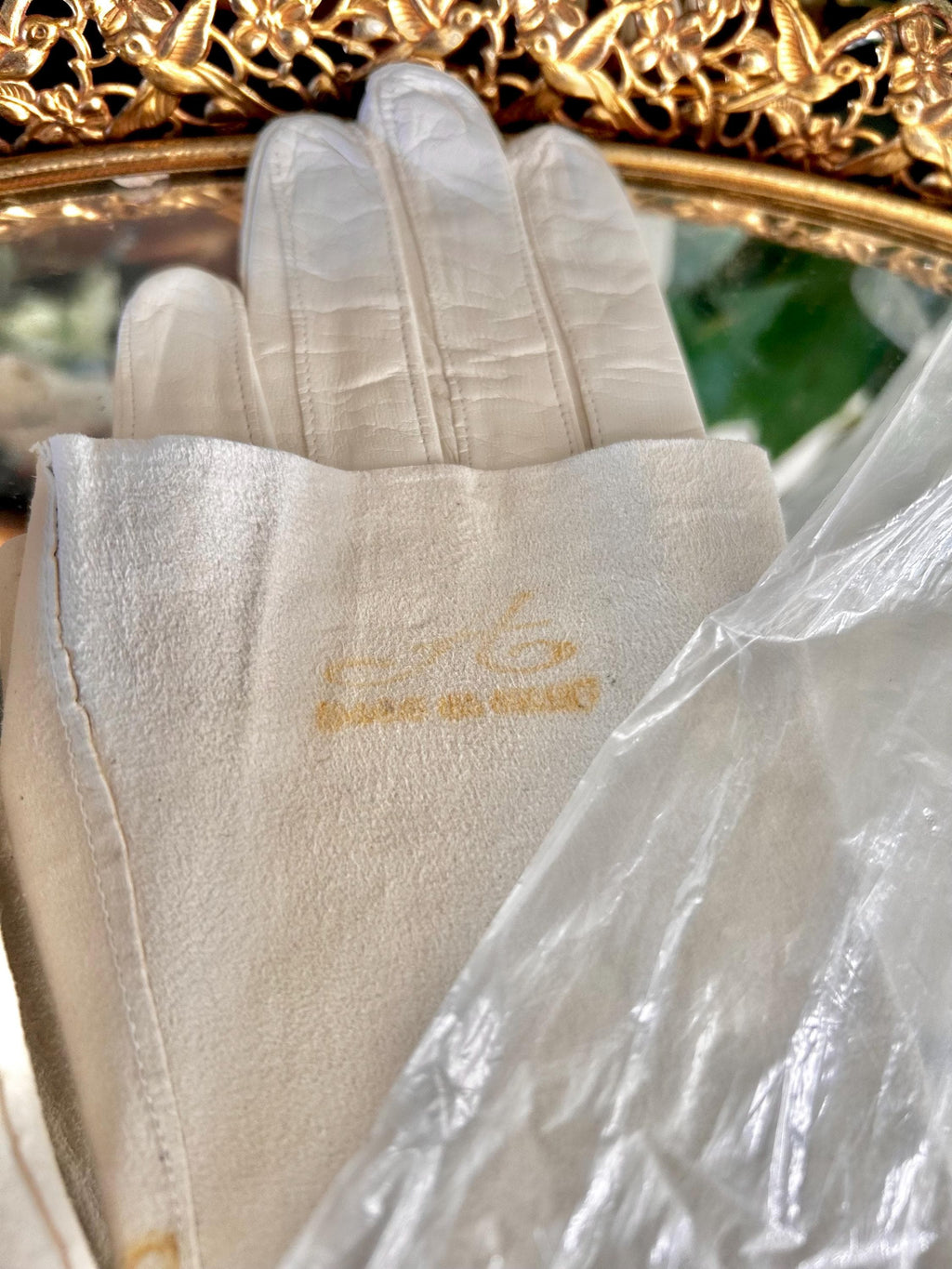 Vintage off-White faux leather Ladies Gloves Size 7 Made in italy