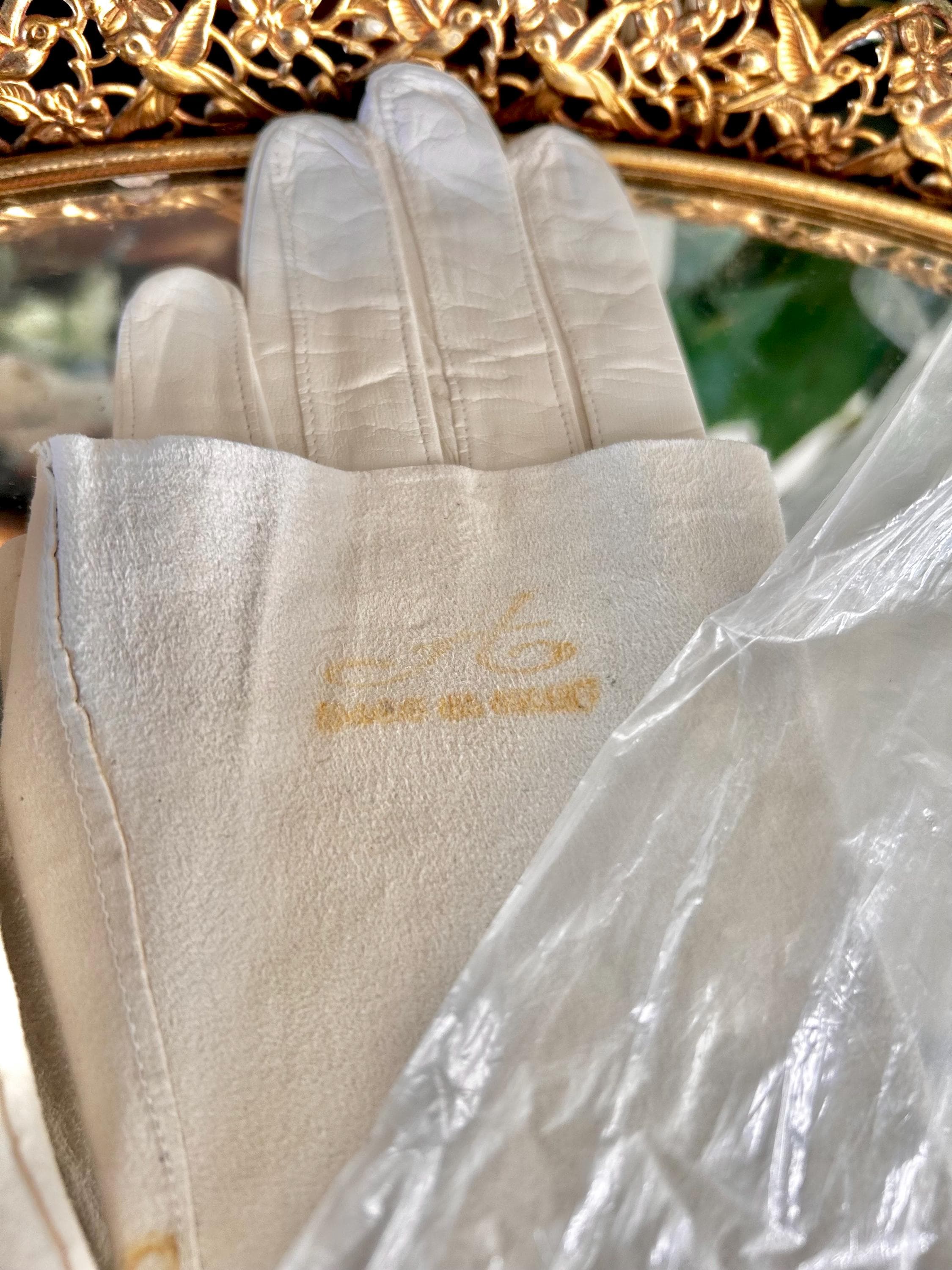 Vintage off-White faux leather Ladies Gloves Size 7 Made in italy