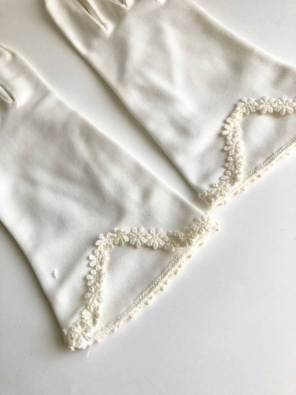 Vintage Ladies Gloves -White short - floral embroidery trim - made in USA Good Vtg. Condition