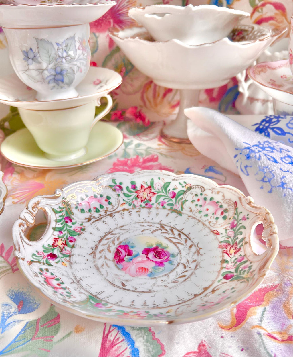 Vintage Floral Porcelain Bowl: Gold Trim, Hand-Painted Roses