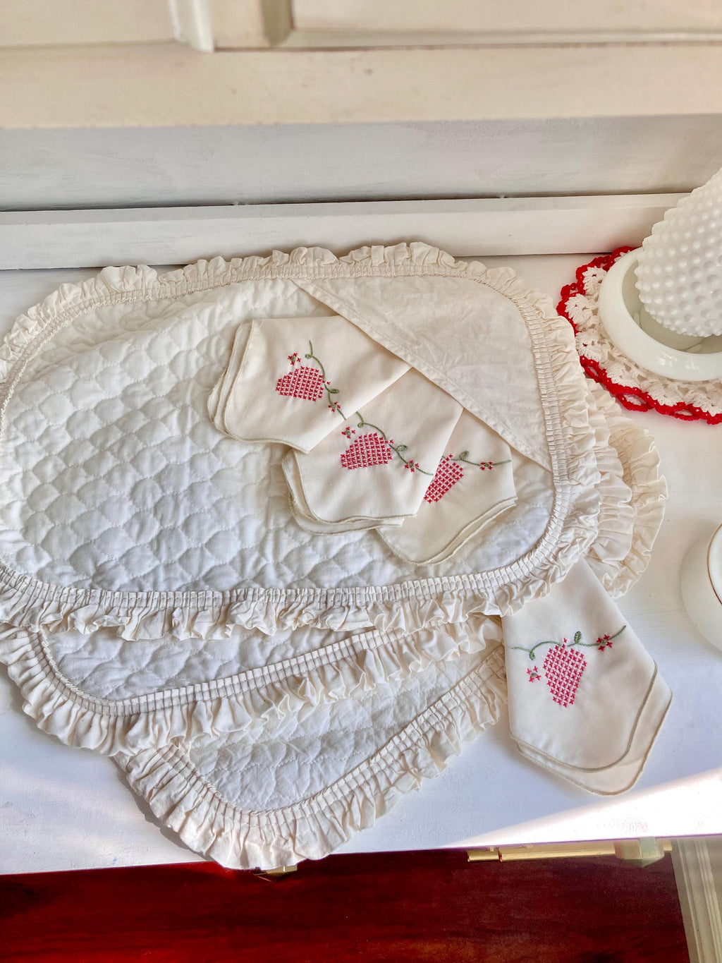 Vintage 1980s Cotton Ruffled Placemats with Napkin Pockets and Strawberry Napkins - Set of 4