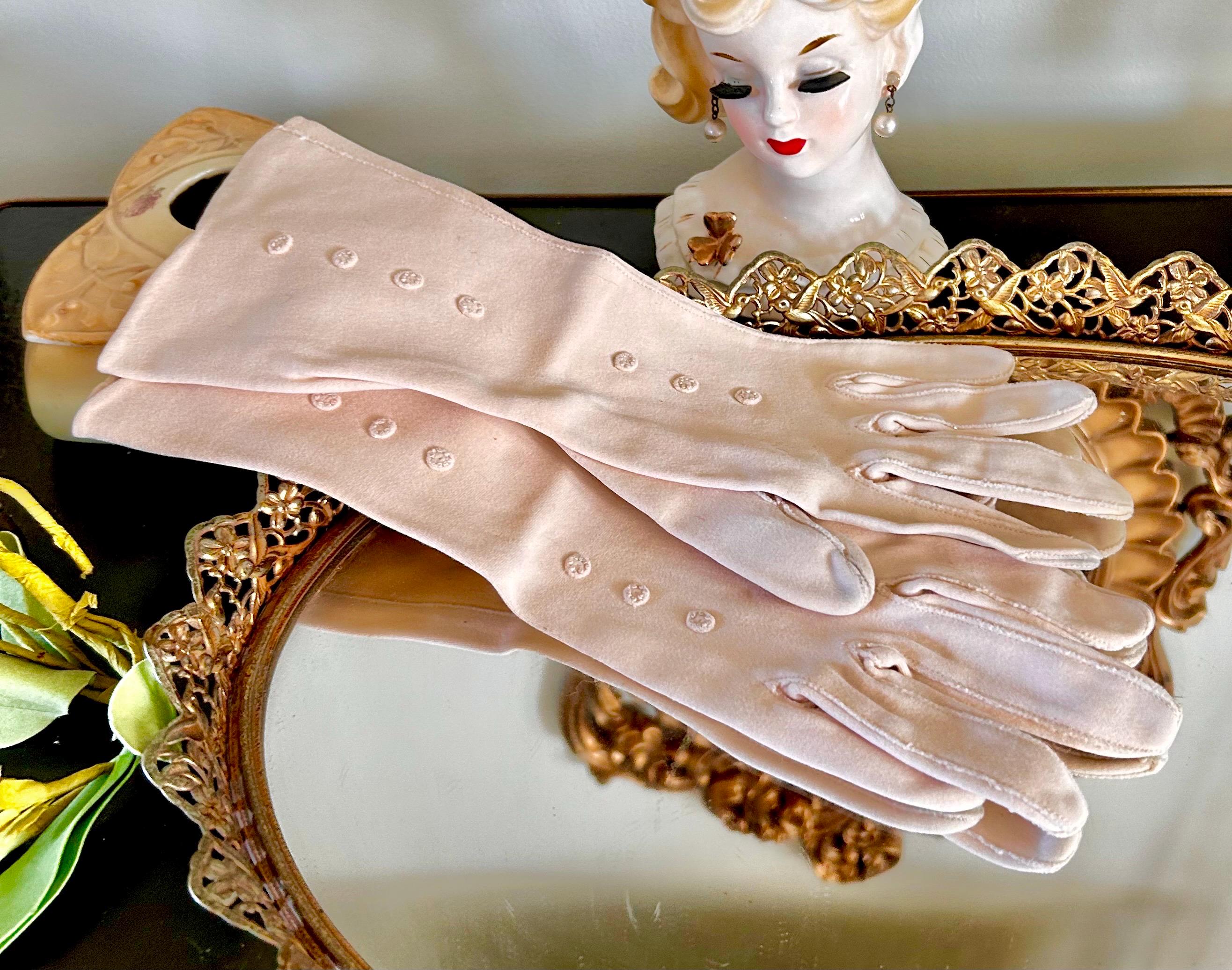 Vintage Ladies Gloves in Pale Pink
