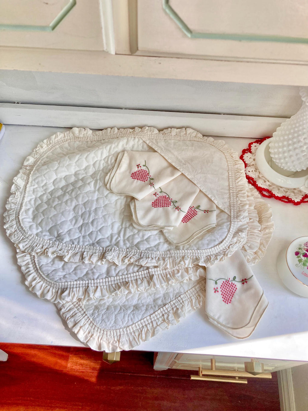 Vintage 1980s Cotton Ruffled Placemats with Napkin Pockets and Strawberry Napkins - Set of 4